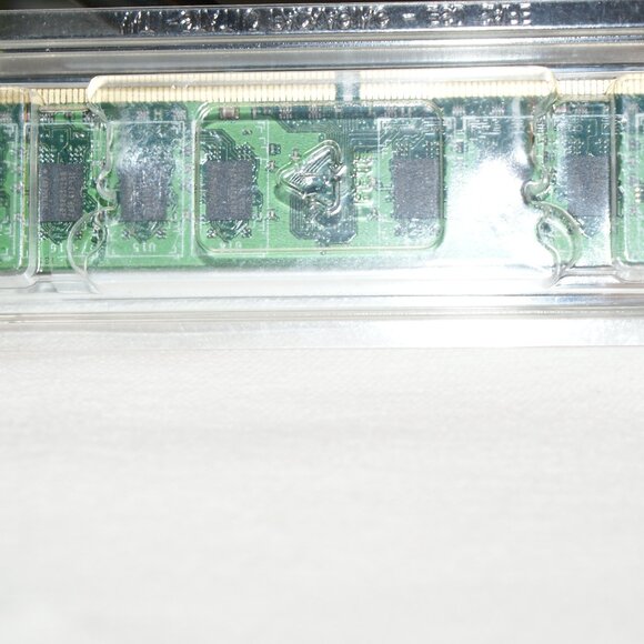 Crucial 2 GB 240 Pin DIMM 256zmx64 DDR2PC2 - 5300 UNBUFF - Picture 7 of 14